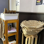 ぎと家 - 水と荷物入れの篭はセルフです
