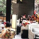 渡風亭 - ラウンジは振り袖姿がいっぱい