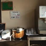 中華蕎麦 こばや - 左は日替り御飯、右はセルフ給水器❗️