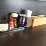 中華蕎麦 こばや - 料理写真:カウンター席上の調味料他達❗️