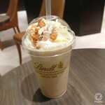 rintsushokorabuthikkuandokafe - ホワイトチョコモカ￥699。
                        甘～いカフェオレみたいなドリンクの上にホイップとホワイトチョコとクランブル。