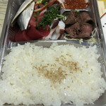 居喰処 光 - 2021/01/11
      本日の日替り 海鮮丼 弁当バージョン 500円