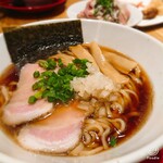 イソガミ餃子バル トマコ - 醤油ラーメン、
            太め縮れ麺。まぁまぁ～かな(^^ゞ