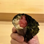 きざ㐂 - まぐろ手巻き　突先　大間
      最初に手巻きをいただくと胃にも良い刺激となり、食欲が沸々と湧いてきます♪