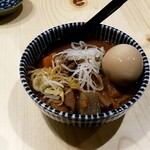 Sumibito Kemuri - 辛辛モツ煮込み：420円、煮卵：100円