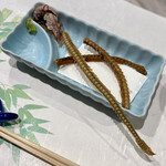 うなぎ 魚政 - 肝わさ、骨せんべい