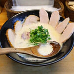 ぼっこ志 - 肉入り鶏白湯(980円)