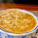 今石飯店 涼華 - 蟹味噌フカヒレスープ（3,800円）
      ザックリしたフカヒレが沢山入ってます