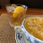 今石飯店 涼華 - 甕紹興酒ロックに櫛切りレモン