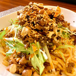 今石飯店 涼華 - 汁無坦々麺は痺れと辛味が絶妙。太めな多加水麺の歯応えが最高。複雑な味が交互に舌と口内を刺激して飽きがこない。