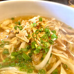 今石飯店 涼華 - 葱そば。
      深葱、博多葱、揚げ葱が絶品な塩スープを引き立てます。例えようがない素晴らしいバランス。