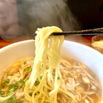 今石飯店 涼華 - 低加水細麺ストレートがガツンと喉元に突入。
      茹で加減も絶妙。
      程よく拾ったスープが口の中に溢れます。
      いやあ、素晴らしい味。