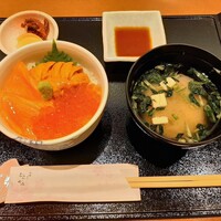 函館うに むらかみ 日本生命札幌ビル店 - 丼は全て味噌汁、漬物付き！生うにといくら、サーモンの3色丼Sサイズ2,530円
