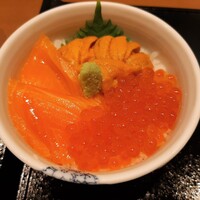 函館うに むらかみ 日本生命札幌ビル店 - ほんのりと温かい酢飯の上に、艶々の生うにや輝くいくら、サーモンも2切れ♪Sサイズなのでお茶碗程度のボリューム