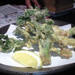 たけとんぼ - うどの芽天婦羅（550円）