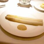 コート ドール - ・ロワール産の茹で上げホワイトアスパラガス トマトベースの辛子ソース 恐竜時代のドイツ岩塩