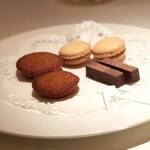コート ドール - ・マカロン コーヒー味。マカロンパリジャンではなくガリッとした食感。 ・焼き菓子 ・生チョコ