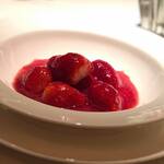 コート ドール - ・いちごのスープ フレッシュないちご。 赤ワインが入ったこのスープがとっても美味しい♡ 嫌味な酸味が全くなく、いちごとスープが合わさった時に甘味のバランスが丁度になるようになってる。