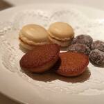 コート ドール - ・プティフール コーヒーのマカロン フィナンシェ マンディアン