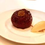 コート ドール - ・焼きリンゴ キルシュ入りバニラアイス パン粉とバターとシナモンを混ぜたものを詰めてあります。