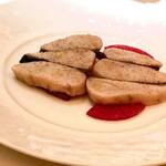 コート ドール - ・千葉竹岡産 鰆の燻製 紅芯大根添え  炙り焼きのさわらがとろける〜 はぁーやっぱり美味しいよぅ〜〜♡ しっっとり、やわらか、脂がのっていてとろける。そこへ炙った香り。 下にはマリネした酸味のあるお野菜。 お野菜の硬めの食感と、お魚の柔らかさの対比が素敵。 強すぎない酸味が、さわらの脂とピタッと合います。最高だな。