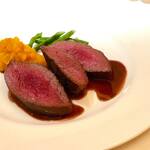 コート ドール - ・蝦夷鹿のステーキ ペッパーソース かぼちゃ いんげん  焼き方バッチリなー(*´꒳`*) かぼちゃはオレンジジュースを入れてるので、少し酸味があって。鹿肉によく合います。 ソースはジュに、バルサミコも少し入れてるのかしら？