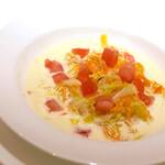 コート ドール - ・モンサンミッシェルのムール貝のスープ キャベツ、人参、トマト  温かなスープ、キャベツと人参の香り。 ミルキーなスープとキャベツの甘味の中に、 フレッシュトマトの酸味を効かせて。