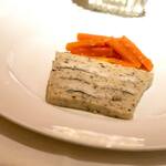 コート ドール - ・穴子とホタテのテリーヌ ホタテの貝柱のすり身(マッシュルームソテーが中に。) 穴子の蒸し焼き 人参のコリアンダー風味  ホタテのすり身と穴子の身が層になってテリーヌに。 食感はふわっふわ〜♡ 貝の旨味、マッシュルームの旨味。 どこかチーズの様な脂味と香り。 間にサンドされた穴子も極限まで柔らかくてとろけます♡  付け合わせの人参が、硬めの食感と、酸味が爽やかにリセットしてくれる良いバランス