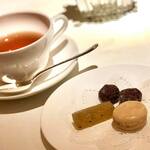 コート ドール - ・キウイのパートドフリュイ ・ナッツのチョコレート ・コーヒーのマカロン ・紅茶