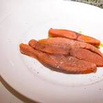 コート ドール - ・北海道産時鮭の燻製 きゅうりのスパゲティ添え クミンとコリアンダー  スモークの香り。 オイルコンフィなのかなぁ。しっとりと溶ける様な食感☺️✨  それと対比をなすのが下に敷かれたキュウリのスパゲティ。 これがカリッと、酸味が効いてて。  鮭の脂味を切る様な素晴らしいバランスです。