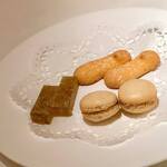 コート ドール - ・キャラメルマカロン、ビスキュイ、キウイのパート
