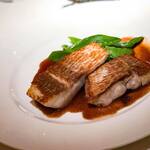 コート ドール - ・イトヨリダイのポワレ スナップエンドウ添え 赤ワインソース  あー、おいしいおいしい。 焼いただけなのにこんなに美味しいだなんて…！！ 皮目だけの片面焼き。 ふわっとプリッと。決して柔らかすぎずに、噛むと魚の旨味を感じられる具合に仕上げてあります。  赤ワインソースは夏用なので軽めに仕立てて。 もう。おいしーしか言葉が出ないや。