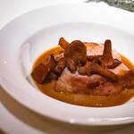 コート ドール - ・フランス産リードヴォーの蒸し焼きジロール茸のソース  まじでやばかった。