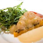 コート ドール - ・小玉ねぎのタルト 卵の香りが強いブリオッシュ生地 クリームソース ルッコラの付け合わせ