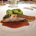 コート ドール - ・スズキのカリカリ焼き 赤ワインソース ブロッコリー