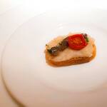 コート ドール - ・アンチョビポテト 薄切りのバゲットの上に、マッシュポテトにアンチョビ。 トマトのアクセントが素敵。