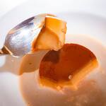 コート ドール - ・カスタードプディングキャラメルソース 1,200円 このオーラ✨ カラメルをミルクで割って、白濁したカラメルなのが特徴的。