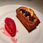 コート ドール - ・焼き上げ酸果桜桃のミニパウンドケーキ  人生最高パウンドケーキ。 熱くてひんやりな美味しさ。 生地はココナッツの風味。