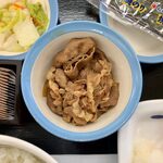 Matsuya - 焼鮭定食（ミニ牛皿） ¥490 のミニ牛皿