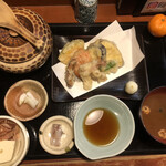 Uomeshitikutei - 盛り合わせ定食
                        先ずは天麩羅が提供されました