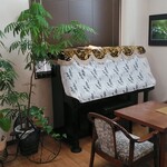 かりんとう - 店内のピアノ
