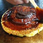 お好み焼き 与里路 - 焼くのを大将にお任せしました⑥