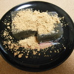 萬御菓子誂處 樫舎 - きな粉をかけました