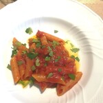 La Brianza - ペンネアラビアータ、こちらでは珍しくペンネを使用とのこと。確かに珍しいかも。食べ応えのあるペンネにホットなソースがよく絡んでおいしい☆ ペンネの穴の中にもソースが入り込みイタリアンパセリもいい風味～