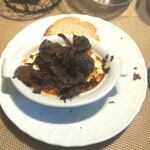 La Brianza - トリュフグラタンピエモンテ風黒トリュフ。豊潤な香りチーズソースと卵にトリュフがよく合う人気のスペシャリテ。自家製パンのラスクに乗せていただくとこれまたおいしい。