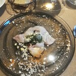 La Brianza - さばき立てのクエの湯引きトマトパウダーオリーブオイル赤玉ねぎのソース柚子の泡。口当たりがふんわり感じられる甘みの感じられるクエ、日常ではなかなかご縁のないおいしさ、貴重な機会ありがとうございます☆