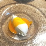 La Brianza - ヨーグルトのジェラートマンゴーのソース。甘みのほとんどないヨーグルトジェラートがとてもすっきり、甘くフルーティーなマンゴーソースと一緒にいただくのもおいしい。味わいのメリハリという感じ、いいですね♪