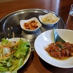 炭火焼肉・韓国料理 KollaBo - サラダ・おかず・チャンジャ。