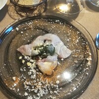 La Brianza - さばき立てのクエの湯引きトマトパウダーオリーブオイル赤玉ねぎのソース柚子の泡。口当たりがふんわり感じられる甘みの感じられるクエ、日常ではなかなかご縁のないおいしさ、貴重な機会ありがとうございます☆