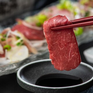 The horse sashimi is delicious because it is fresh.
